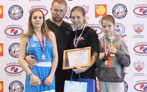 тренер-преподаватель Никишин С.И. со своими победительницами